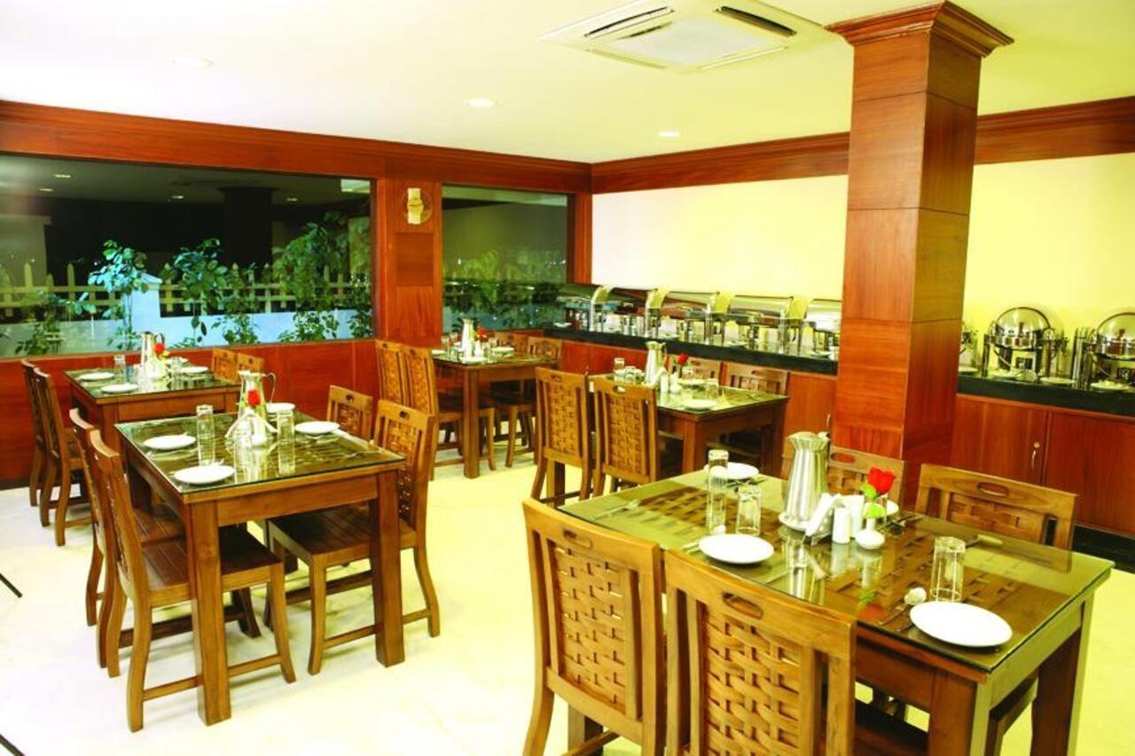 Meenakshi's Sunshine Hotel Madurai Buitenkant foto