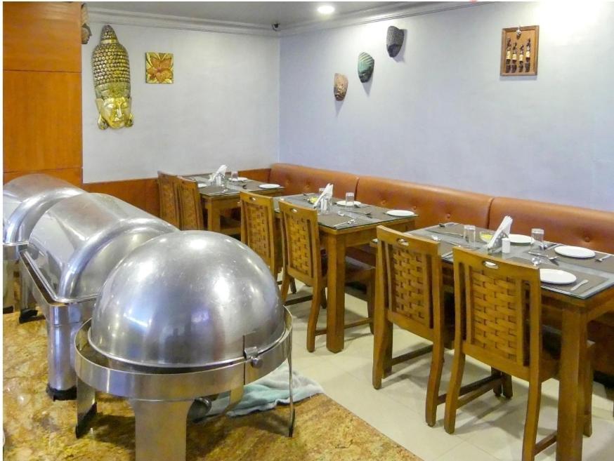 Meenakshi's Sunshine Hotel Madurai Buitenkant foto