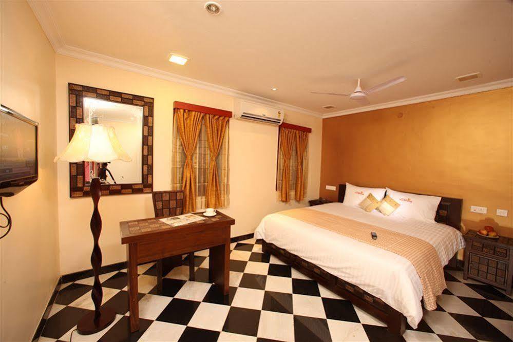 Meenakshi's Sunshine Hotel Madurai Buitenkant foto