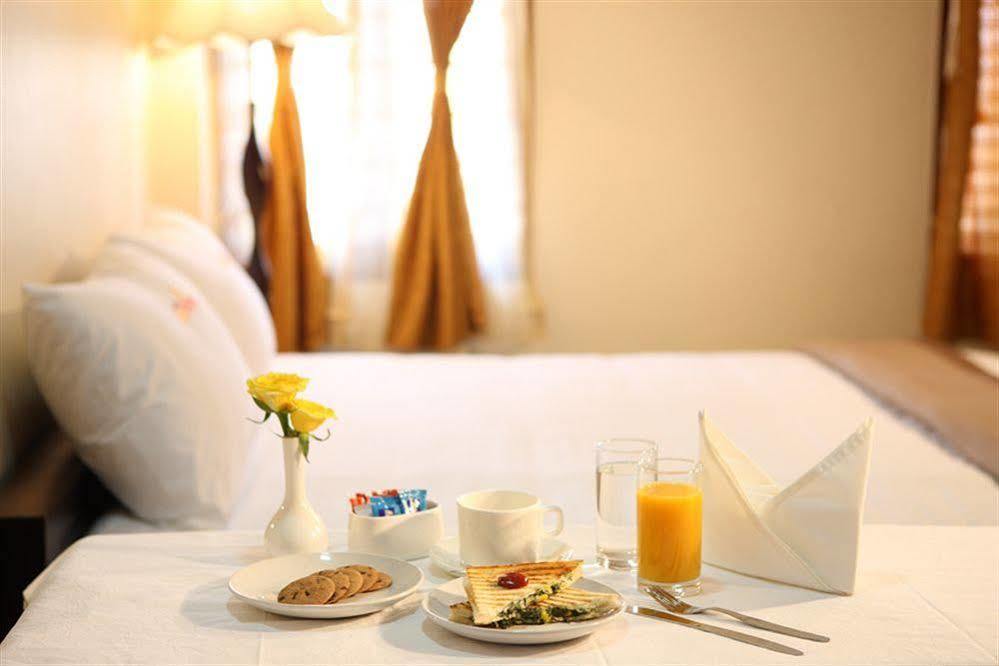 Meenakshi's Sunshine Hotel Madurai Buitenkant foto